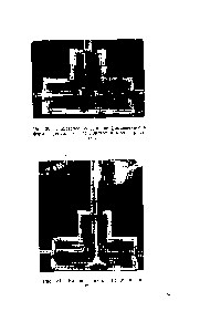 Рис. 30. Т-<a href="/info/856827">образное соединение</a>, помеш,енное в форму для заливки пенопластом в месте применения.